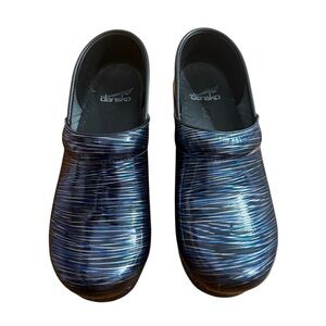 Dansko Women’s Size 38 Metallic Blue Silver Wavy Striped Professional Clogs